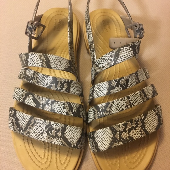 Croc Sandals Size 6W; NWOT - Picture 2 of 10